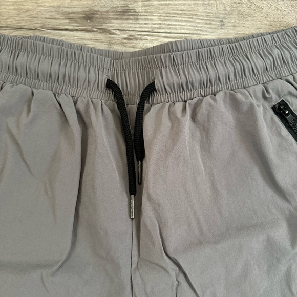 Gray essential mens short shorts lined
Adjustable waist - Picture 4 of 7